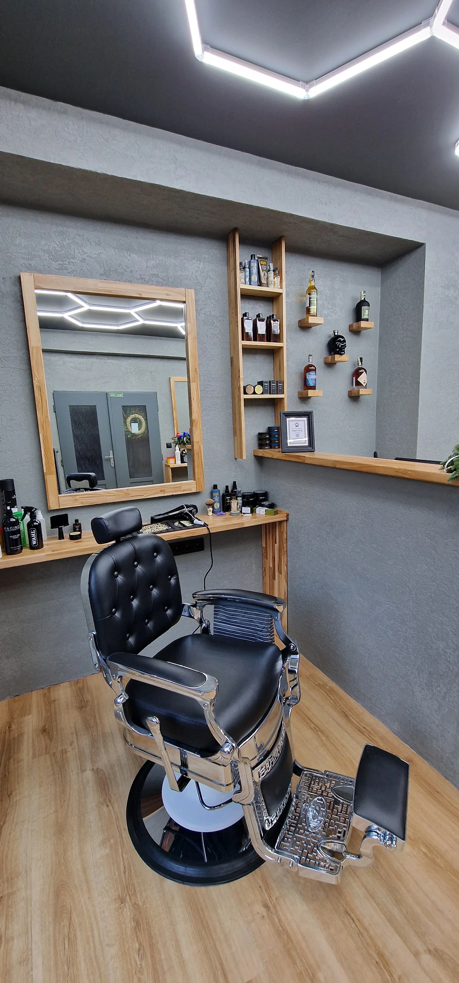 Rebell Barbers v Holešovicích: základní střih, úprava vousů i komplet balíček